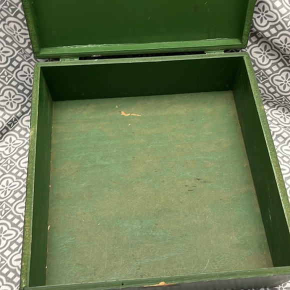 Vintage jewelry/memory box forest green with flowers painted on top - Picture 9 of 9